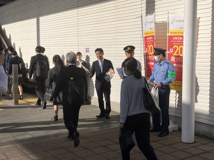 写真：街頭キャンペーンを行う大谷市長