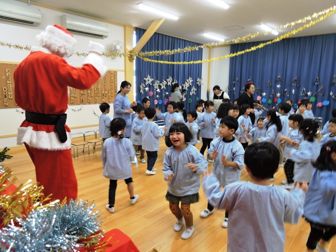 サンタさんに会えて大喜びの写真