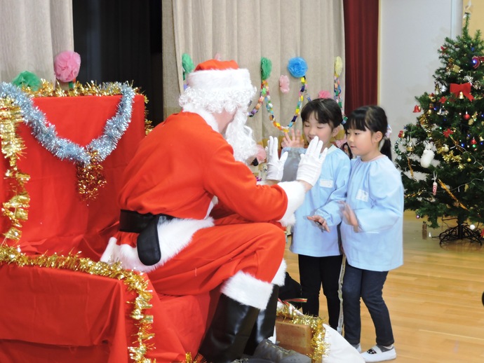 サンタさんに歓迎のあいさつをしている写真