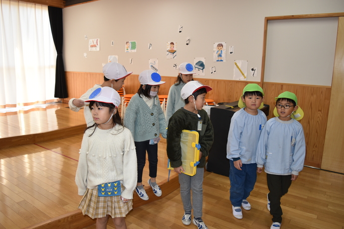 幼稚園生を案内する小学生