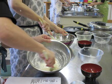 写真：生地をこねている様子