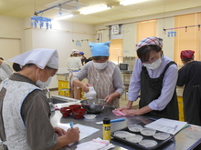 写真：材料を混ぜている様子