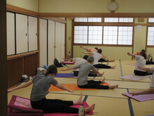 写真：骨盤と背骨のストレッチ