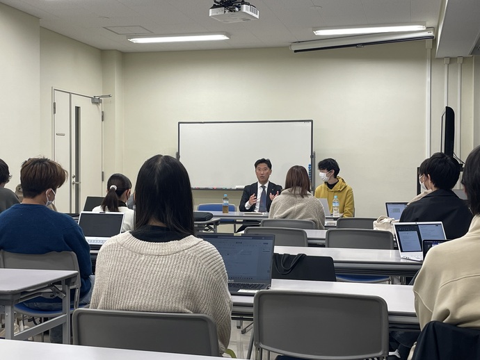 写真：学生向け講話を行う大谷市長