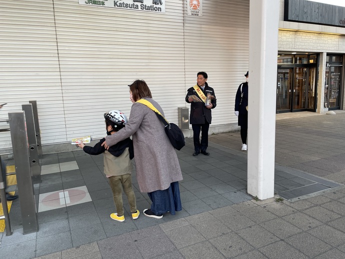 写真：街頭キャンペーンを行う大谷市長