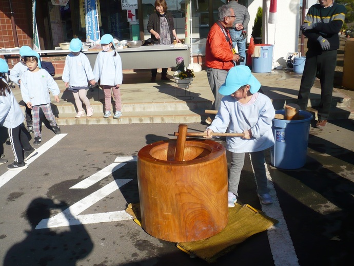 餅つきをしている園児の写真