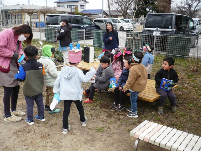 鬼の面をかぶった子供たちの写真