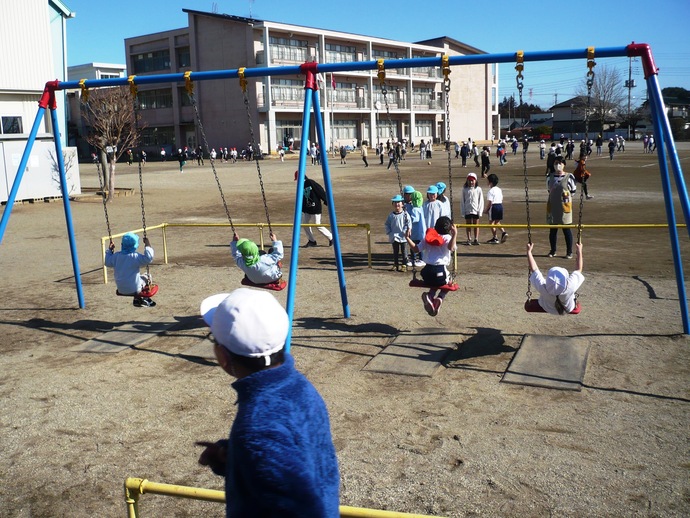 ブランコの順番を待つ子供たちの写真