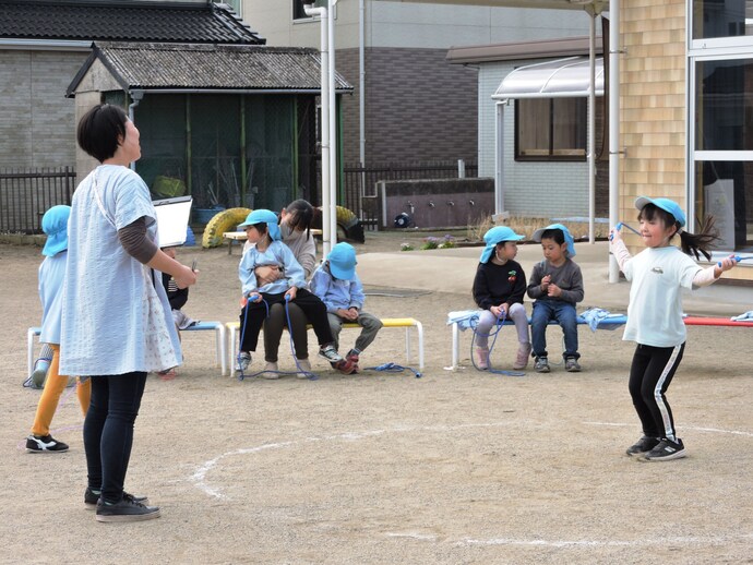 真剣になわとびに集中している写真