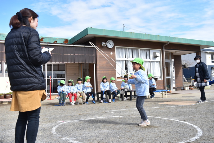 縄跳びを跳ぶ年長児