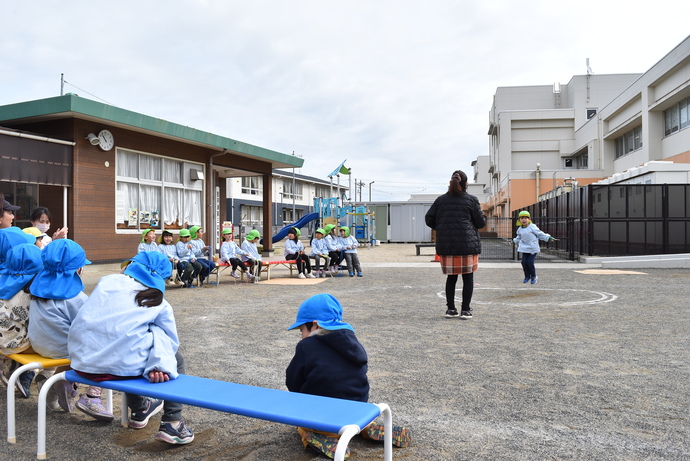 縄跳びを跳ぶ園児と応援する園児たち