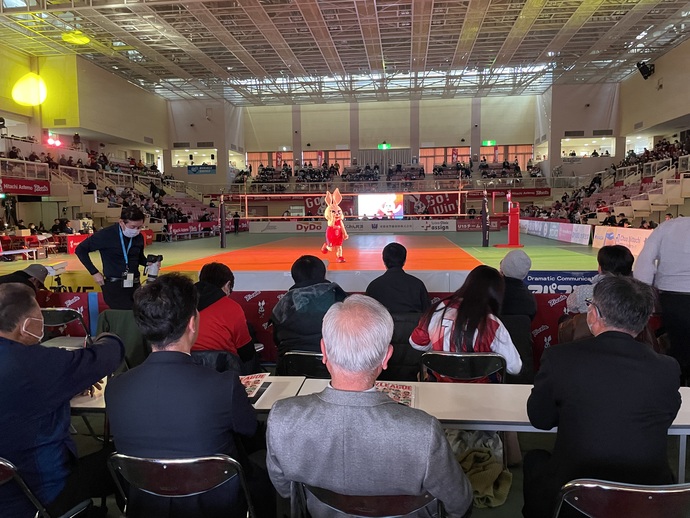 写真：試合観戦する大谷市長