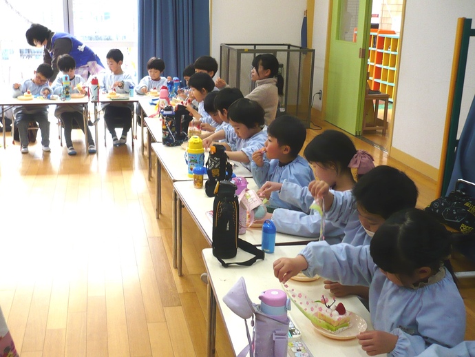 ひな祭りケーキを食べている写真