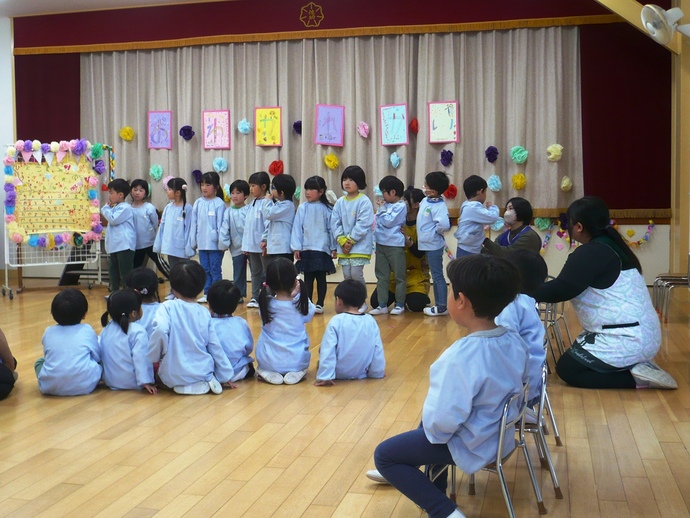 お別れ会で年長さんから年中さん年少さんにお願いしている写真