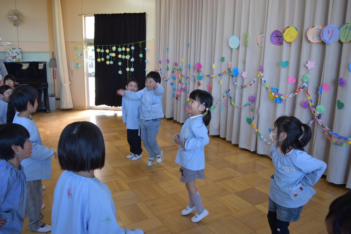 前で踊る4人の園児