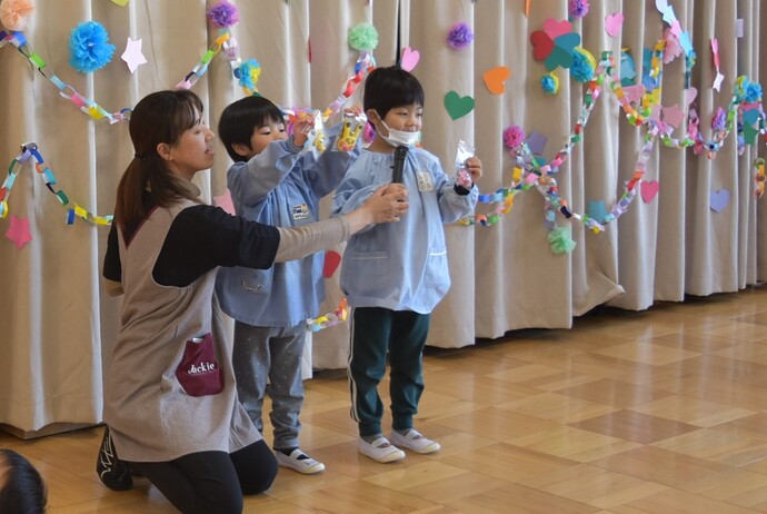 宝物を見せながら話す園児