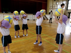 写真：ボールと遊ぼう