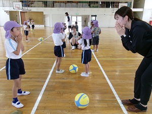 写真：ボールと遊ぼう