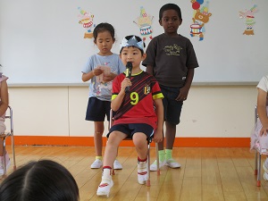 写真：6月生まれの誕生会