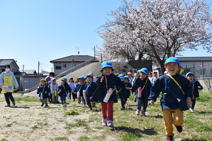 幼稚園に向かって走ってくる園児たち