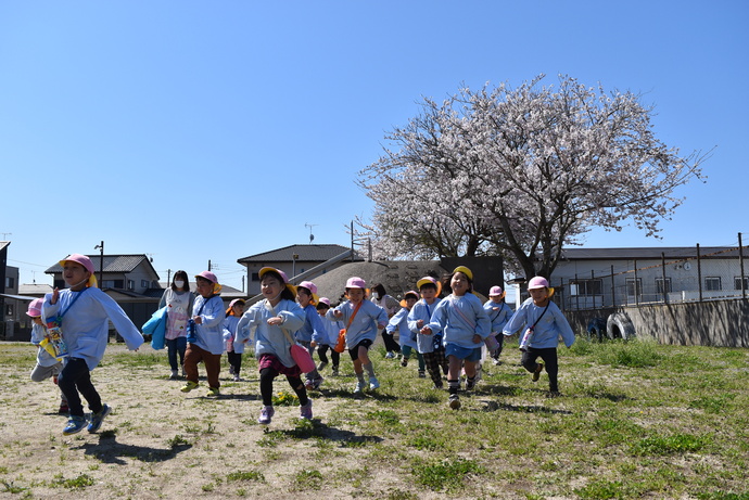 幼稚園に向かって走ってくる園児たち