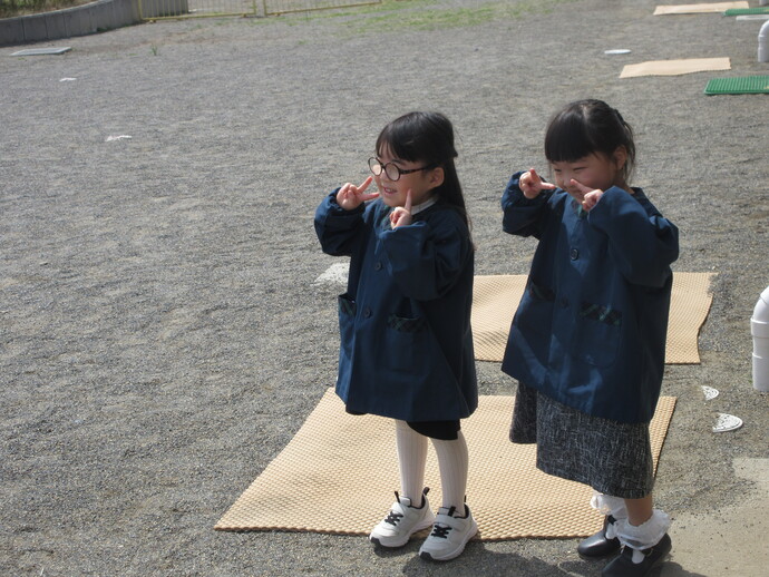 ポーズを取る2人の園児