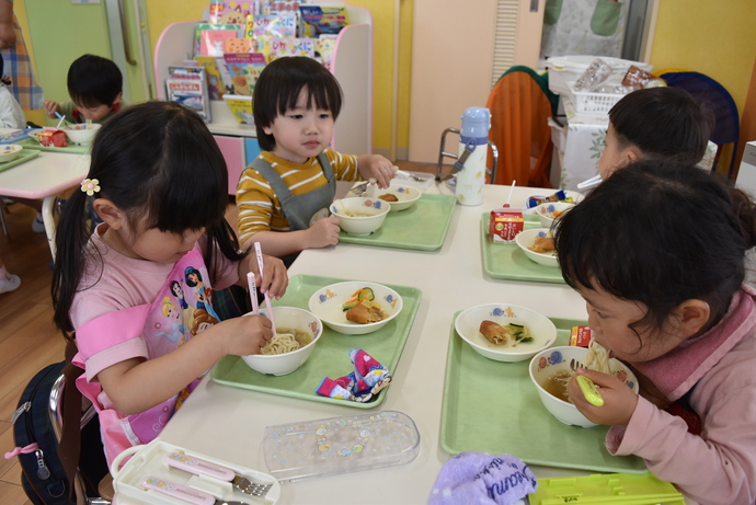 給食を食べる園児たち