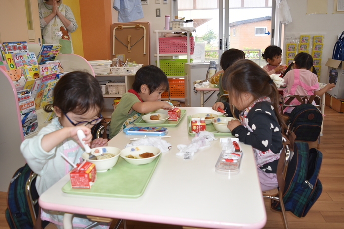 給食を食べる園児たち