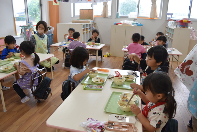 給食を食べる園児たち