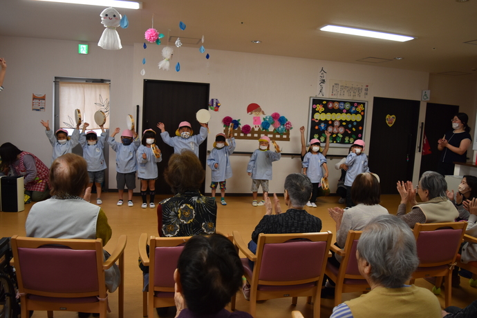 タンバリンや鈴を演奏する園児達