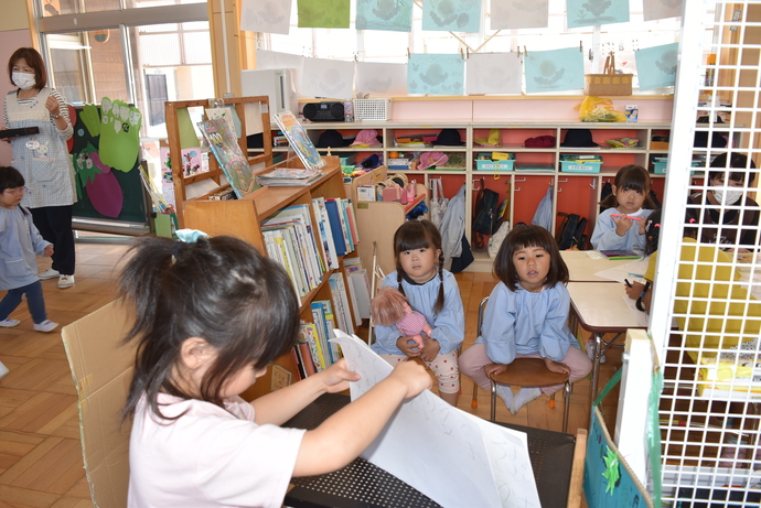 紙芝居を読み聞かせする園児