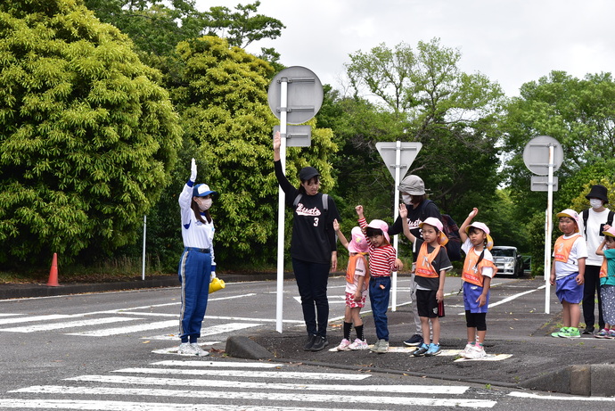 横断歩道を渡る園児たち