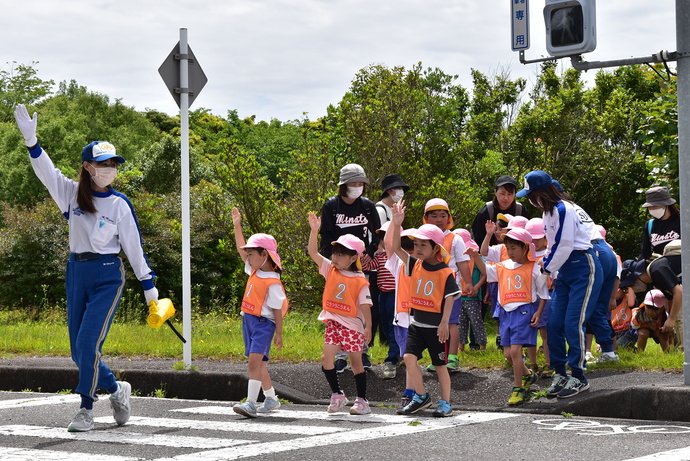 横断歩道を渡る園児たち