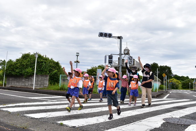 スクランブル交差点を渡る園児たち