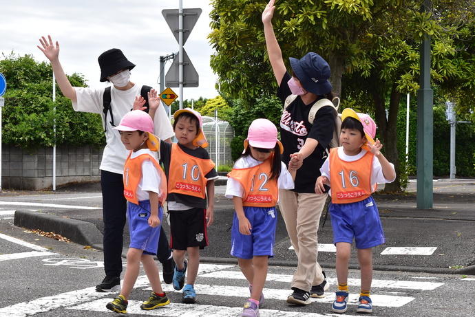 横断歩道を渡る園児たち