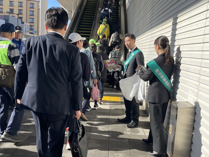 写真：街頭キャンペーンを行う大谷市長