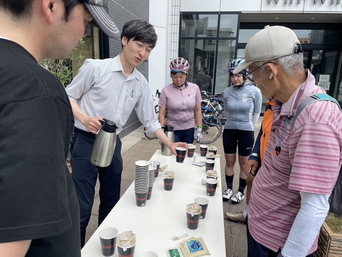 コーヒーの淹れ方を教わっている様子