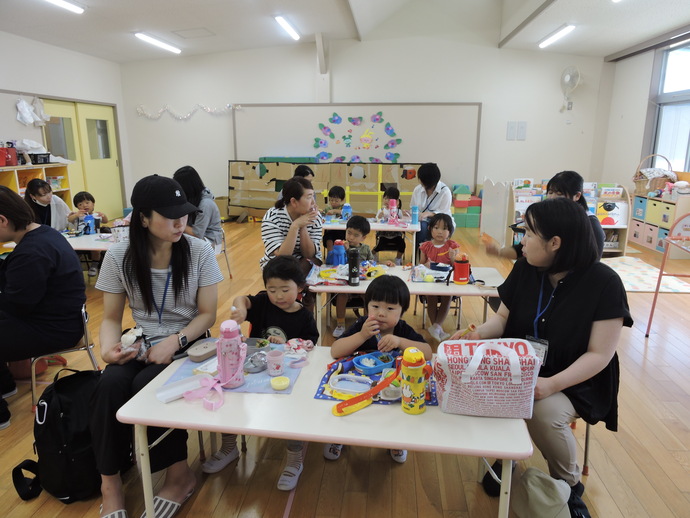 親子で楽しいお弁当を食べている写真