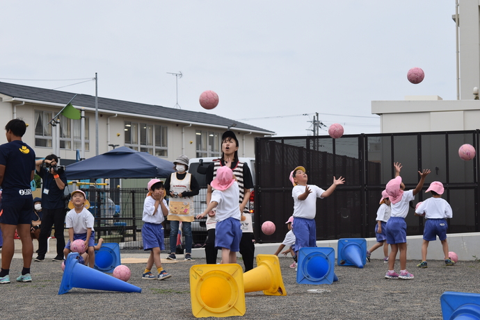 ボールを上に投げる園児たち