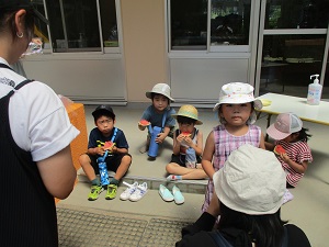 写真：スイカを食べている幼稚園児