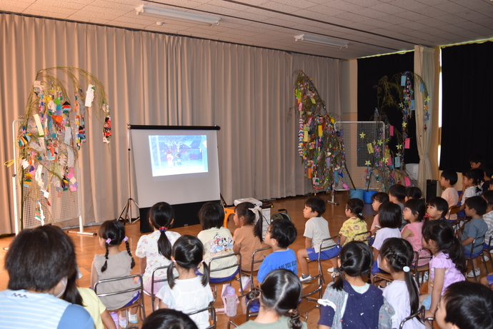 映画を見る園児たち