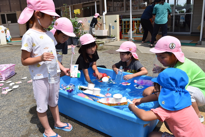 タライで船を浮かばせる園児たち