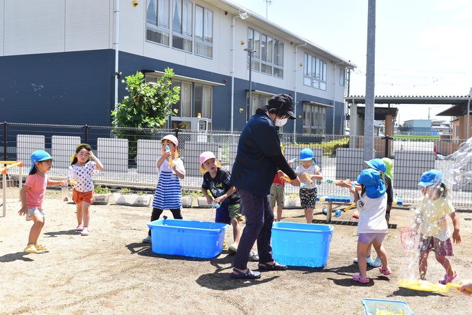 水鉄砲で遊ぶ園児たち