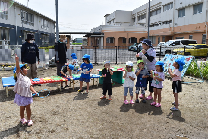 並んでシャボン玉を飛ばす園児たち