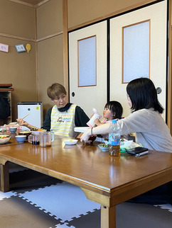 写真：なないろカフェで食事する様子