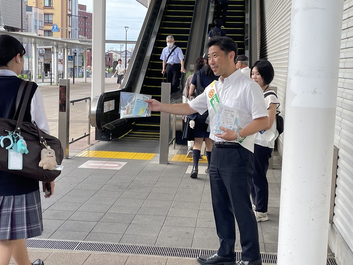 写真：街頭キャンペーンに参加する大谷市長