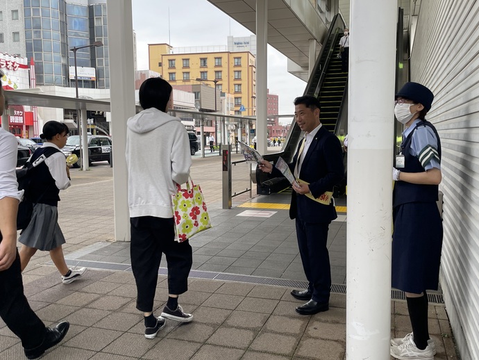 写真：街頭キャンペーンに参加する大谷市長