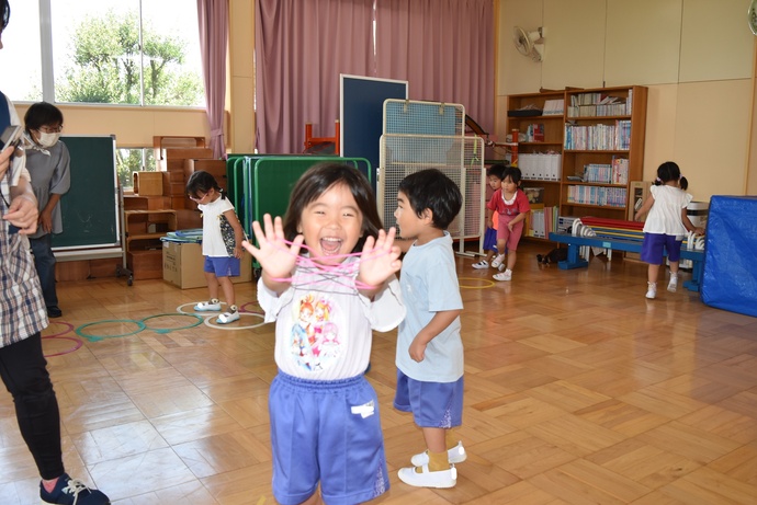 あやとりを見せる幼児