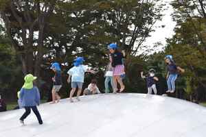 たまごの森の上で遊ぶ園児たち