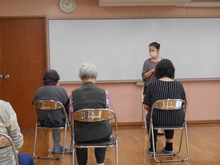 写真：講師が自己紹介をしている様子